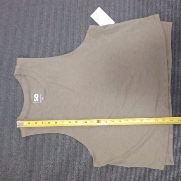XL tank tops w/ small side splits. Gray & Green sleeveless tops. NWT - Picture 11 of 15
